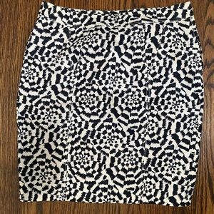 Leifsdottir knee length skirt size 6 black & white geometric print‎ ruffle EUC